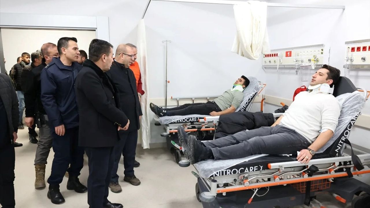 Kayseri'de Minibüs ile Otomobil Çarpıştı: 10 Yaralı, 5'i Öğrenci