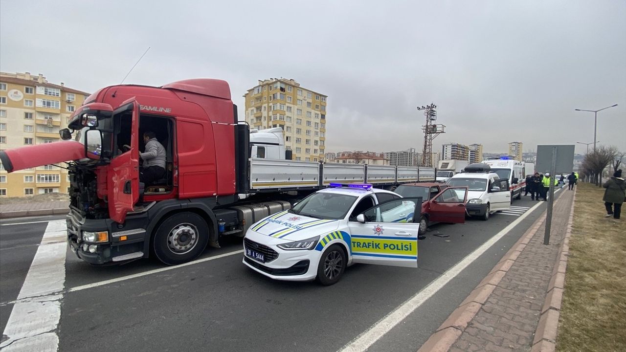 Kayseri'de Zincirleme Trafik Kazasında İki Yaralı