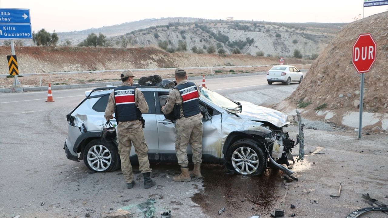 Kilis'te Refüje Çarpan Otomobilde 9 Kişi Yaralandı!