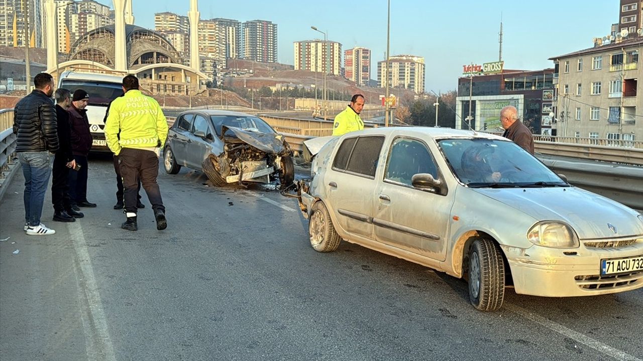 Kırıkkale'de 3 Araçlı Trafik Kazası: 6 Yaralı