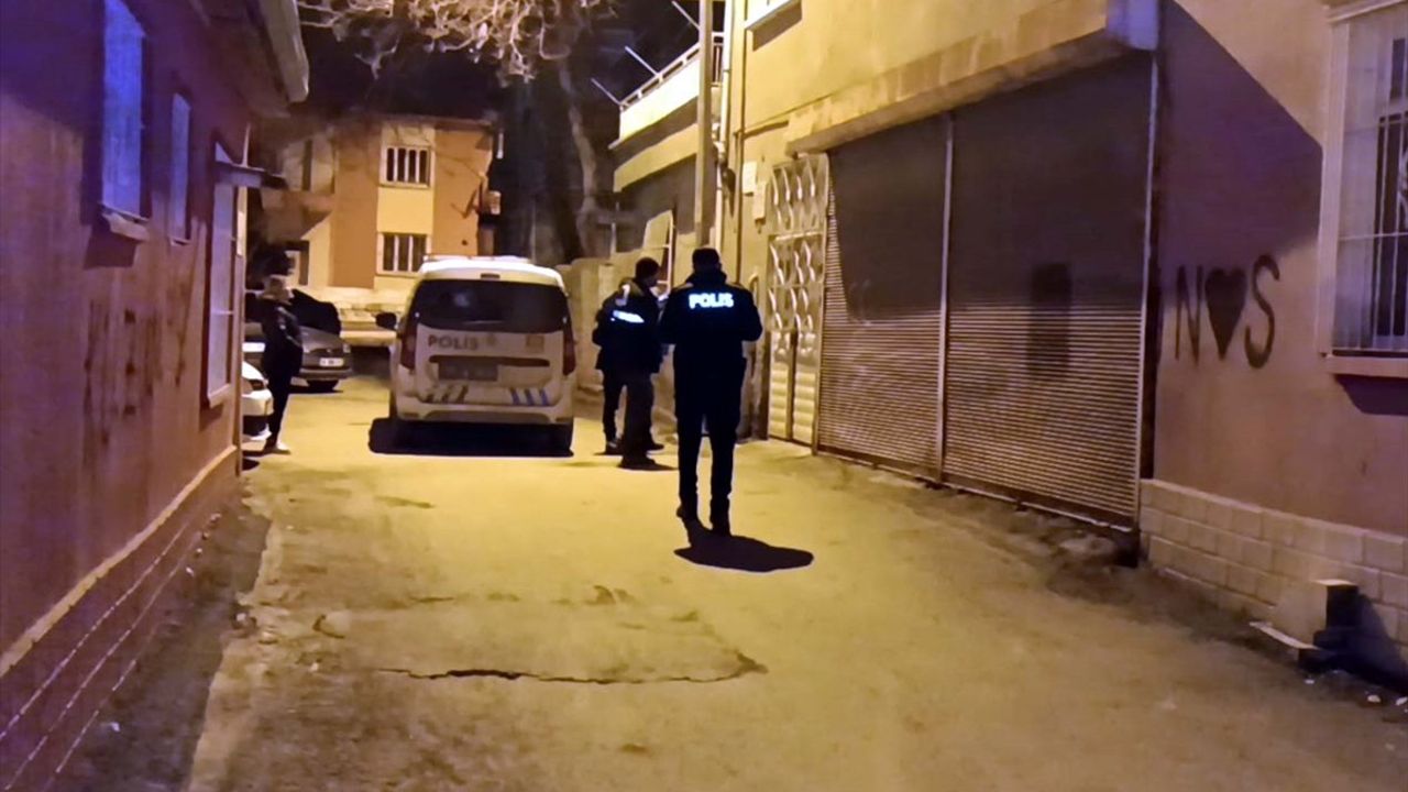 Kırıkkale'de Şiddet Olayı: Kayınvalidesini Bıçakla Yaraladı, Eşine ve Kayınbabasına Saldırdı