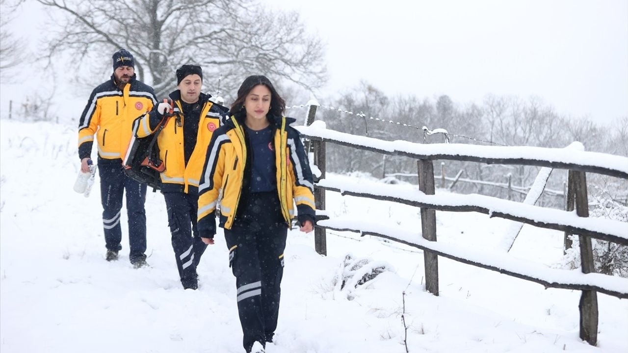 Kırklareli'nde Karla Mücadele: Sağlık Ekipleri Paletli Ambulanslarla Hastalara Ulaşıyor