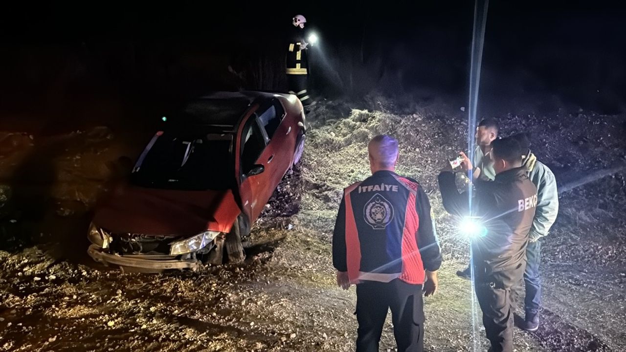 Kırklareli'nde Şarampole Devrilen Otomobilde 2 Yaralı