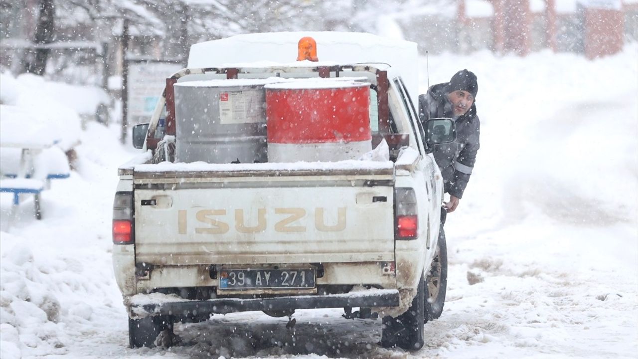 Kırklareli'nin yüksek kesimlerinde kar kalınlığı 50 santimetreyi aştı