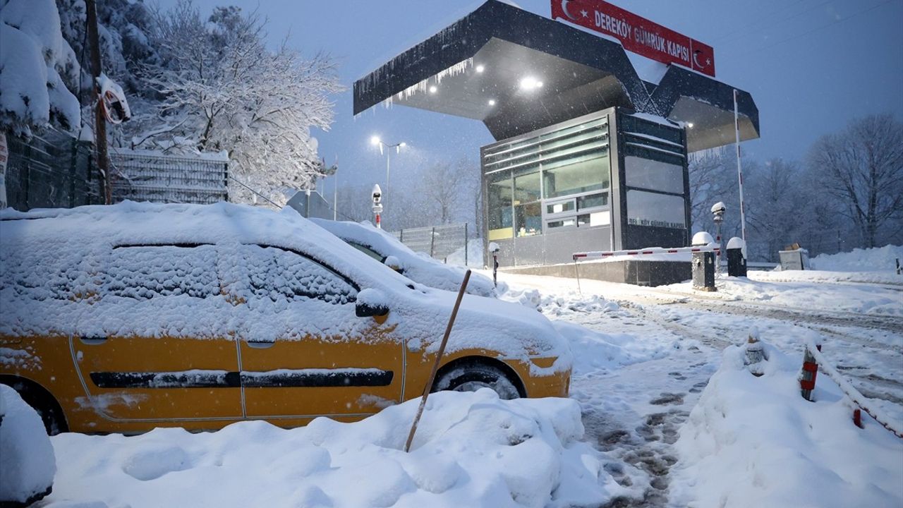 Kırklareli Yüksek Kesimlerinde Süren Kar Yağışı Hayatı Olumsuz Etkiliyor