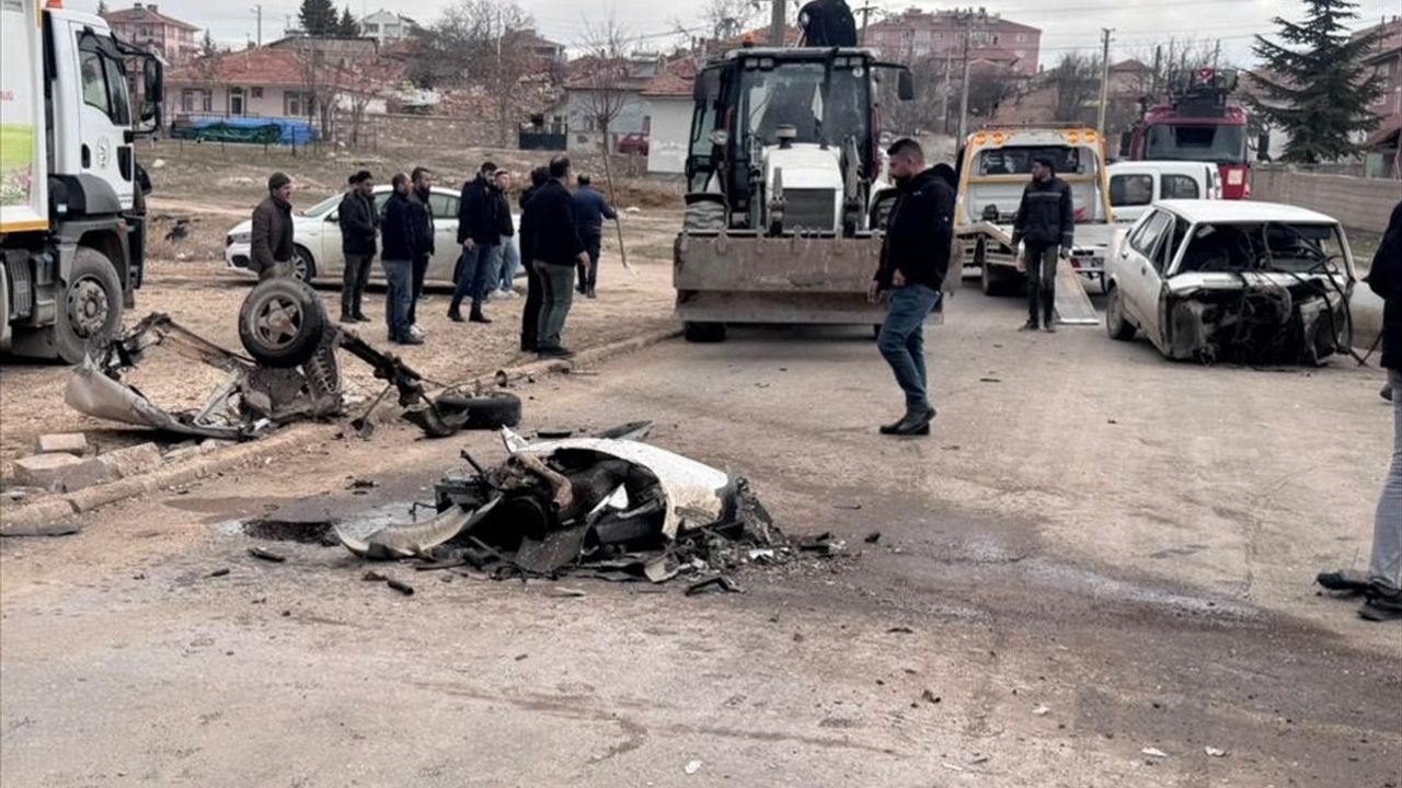 Kırşehir'de Devrilen Otomobilin Sürücüsü Hayati Tehlike Altında