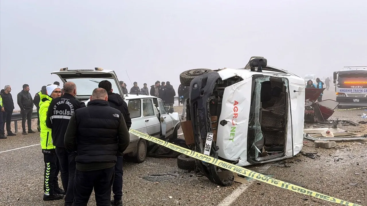 Kırşehir'de İşçi Servisi Zincirleme Kazasında 3 Ölü, 21 Yaralı