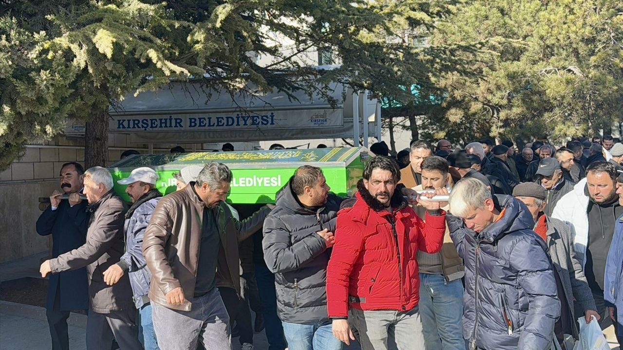 Kırşehir'deki Zincirleme Kazada Hayatını Kaybedenlerin Cenazeleri Defnedildi