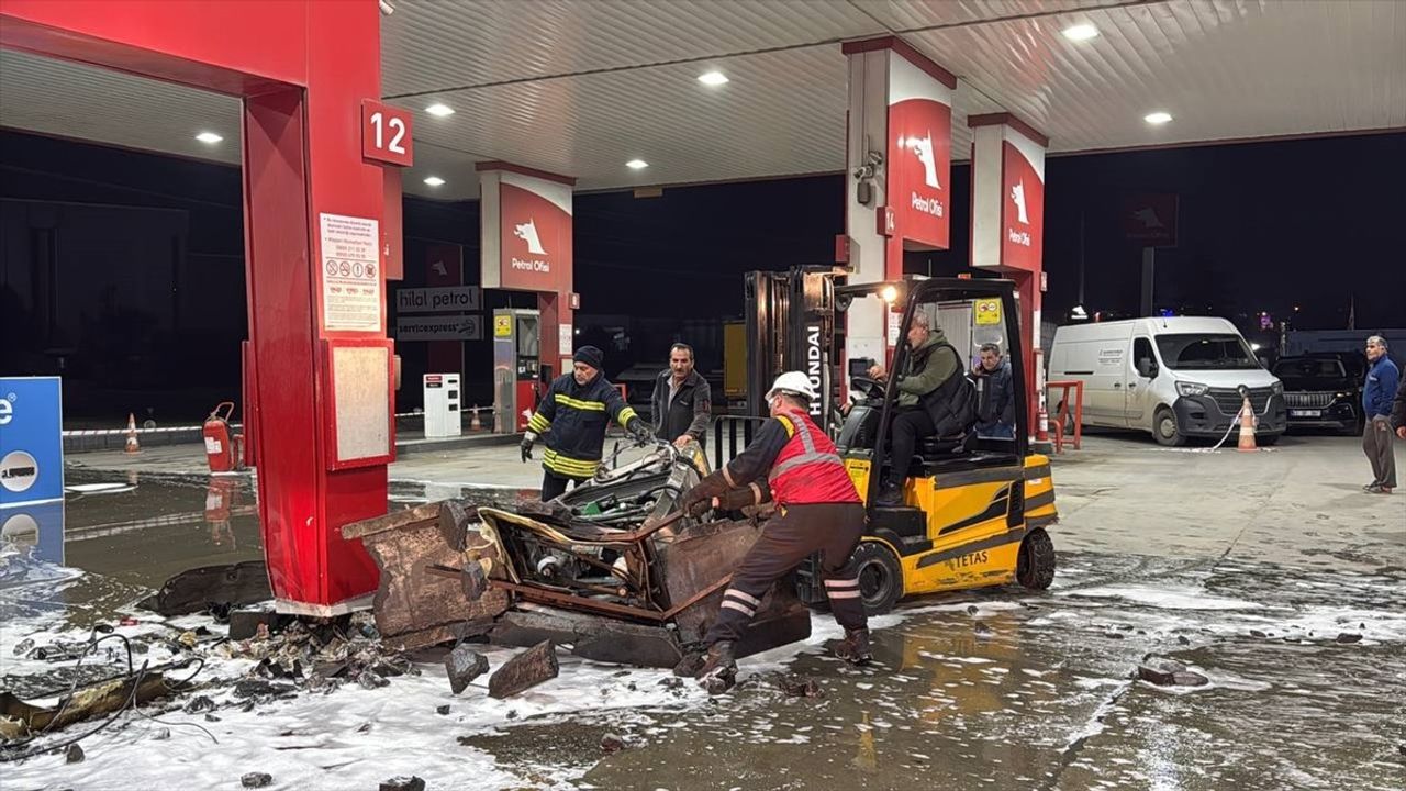 Kocaeli'de Akaryakıt Pompasına Çarpan Araçta 2 Yaralı