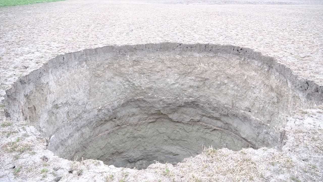 Konya'da 25 Metre Derinliğinde Yeni Obruk Ortaya Çıktı