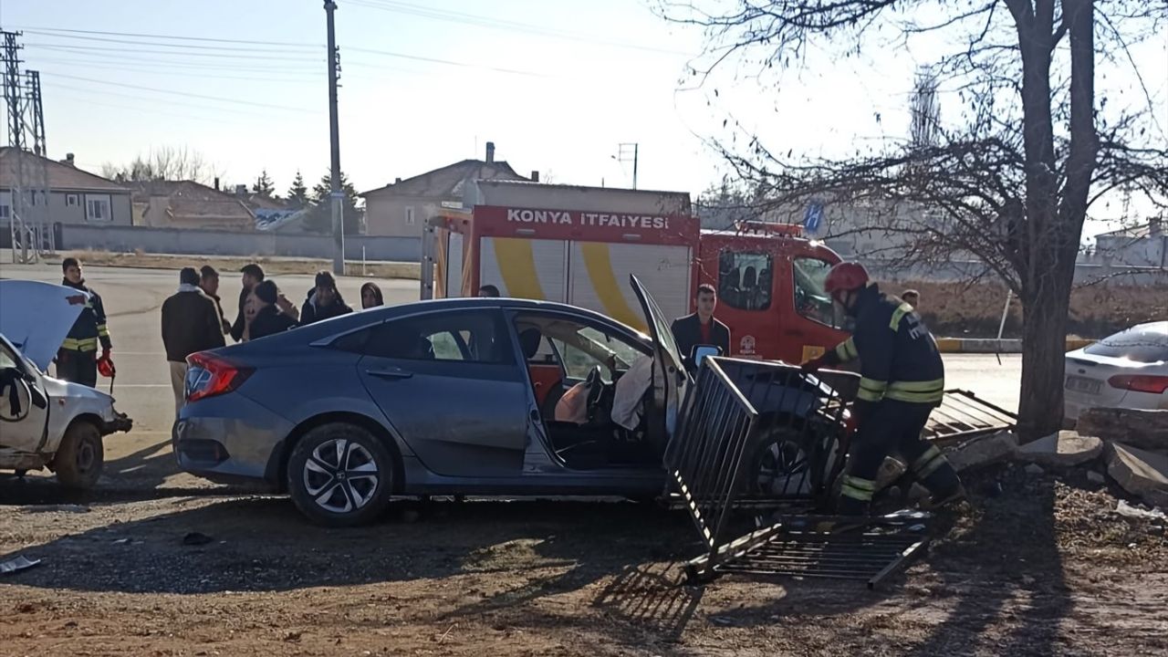 Konya'da Otomobil ve Kamyonet Çarpışması: 5 Yaralı