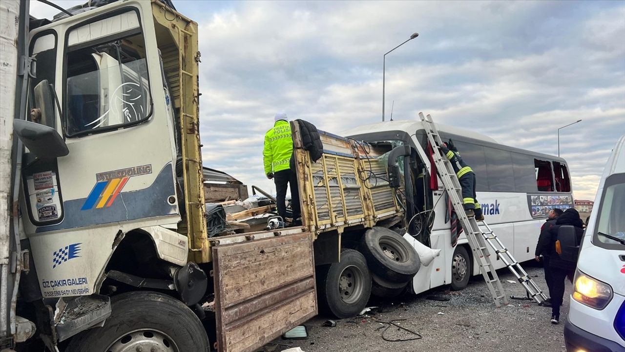 Konya'daki Trafik Kazasında 2 Kişi Hayatını Kaybetti, 18 Yaralı