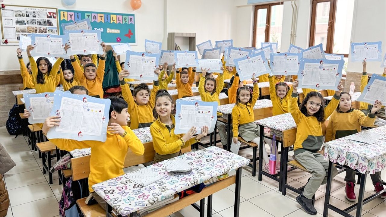 Konya ve Çevresindeki Öğrenciler Karnelerini Aldı