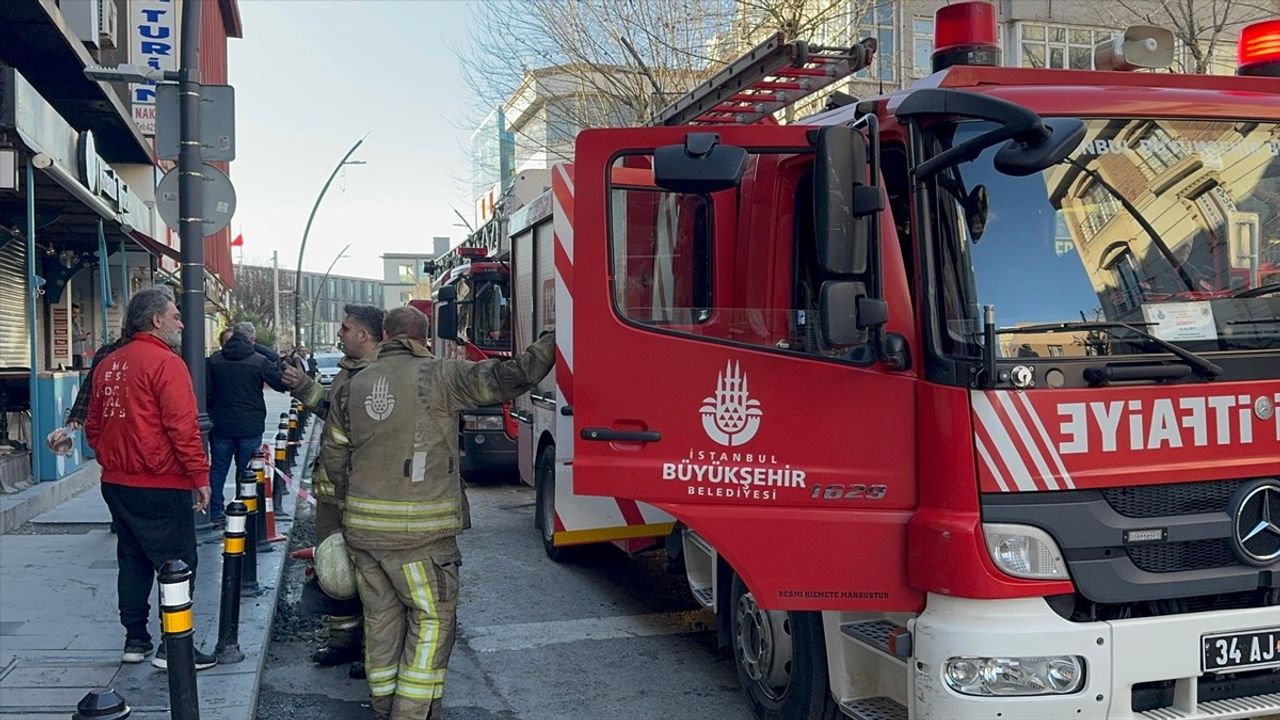 Küçükçekmece'de Yangın Paniği: İş Yerindeki Alevler Hızla Söndürüldü