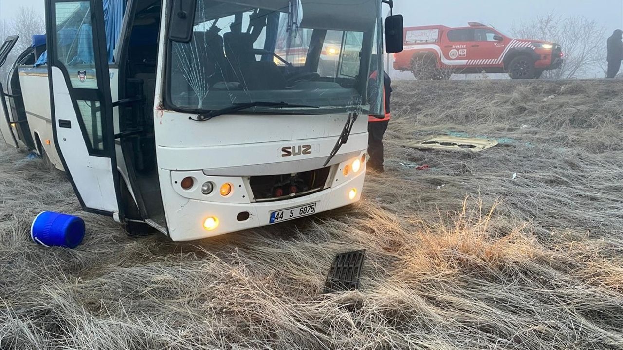 Malatya'da İşçi Servisi Devrildi: 17 Yaralı