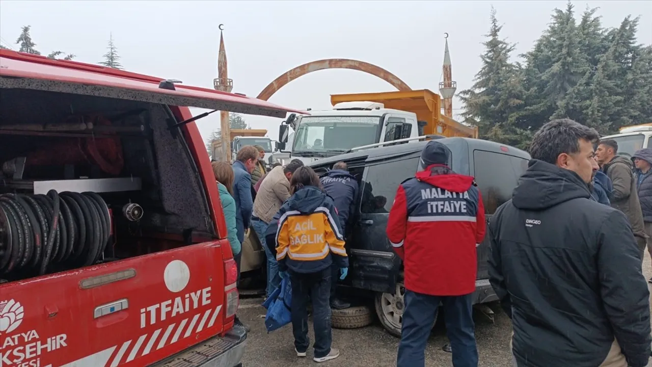 Malatya'da Kamyon ve Hafif Ticari Araç Çarpıştı: 3 Yaralı