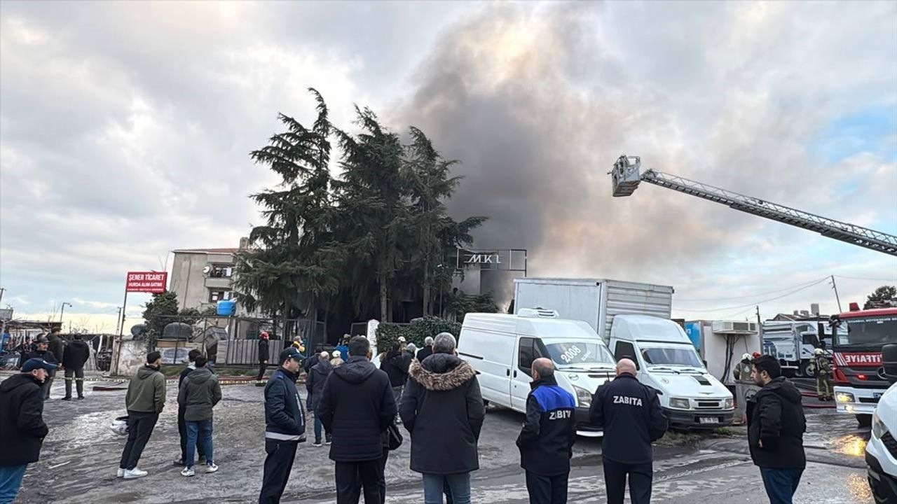 Maltepe'de 2 Katlı İş Yerinde Yangın Söndürüldü