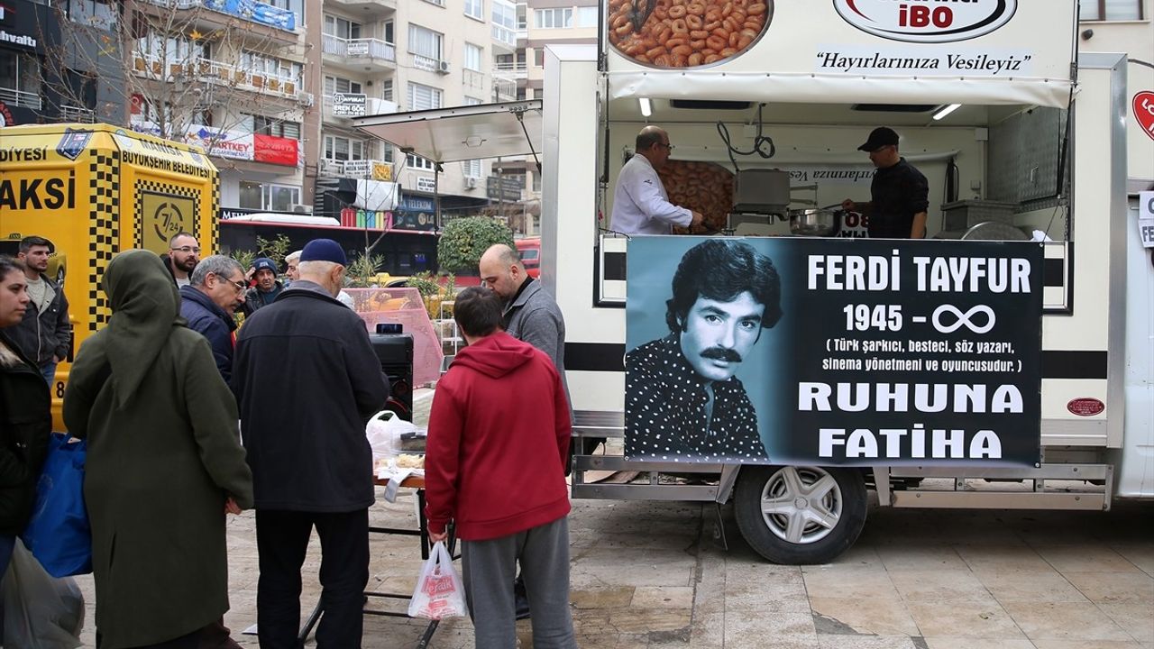 Manisa'da Ferdi Tayfur İçin Lokma Dağıtıldı