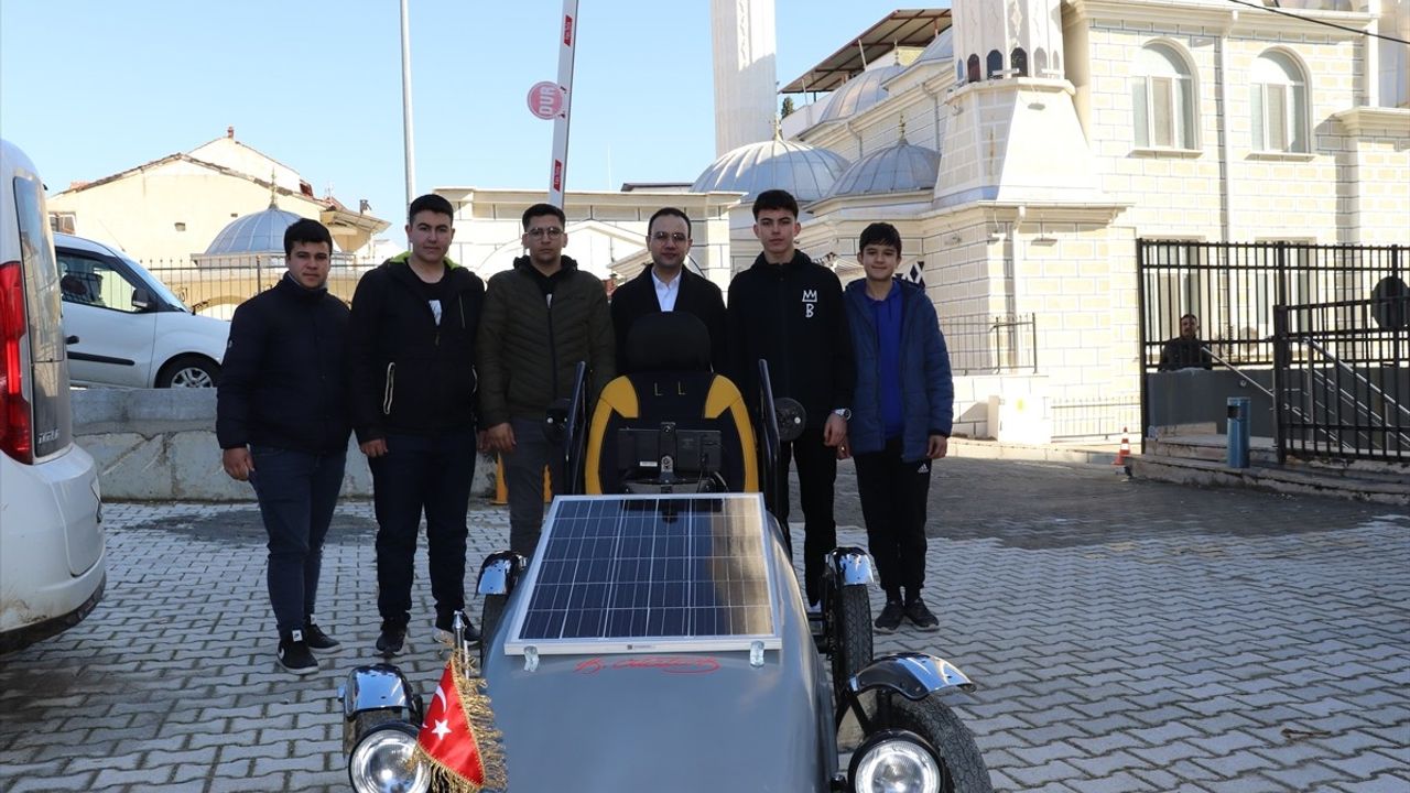 Manisa'da Liselilerden Güneş Enerjili Elektrikli Otomobil Projesi