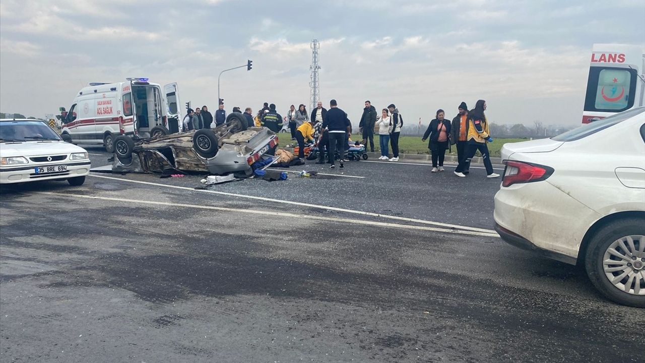 Manisa'da Minibüse Çarpan Otomobil Devrildi: 3 Yaralı