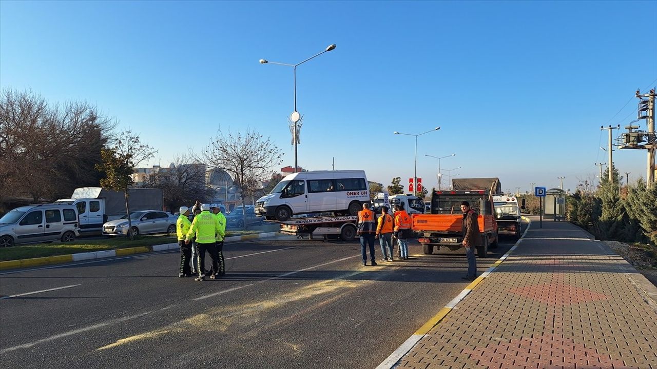 Mardin'de İşçi Servisi ve Kamyon Çarpıştı: 11 Yaralı