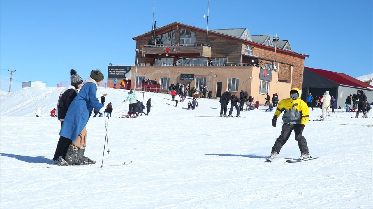 Mergabütan Kayak Merkezi'nde Yoğun Tatil Dönemi