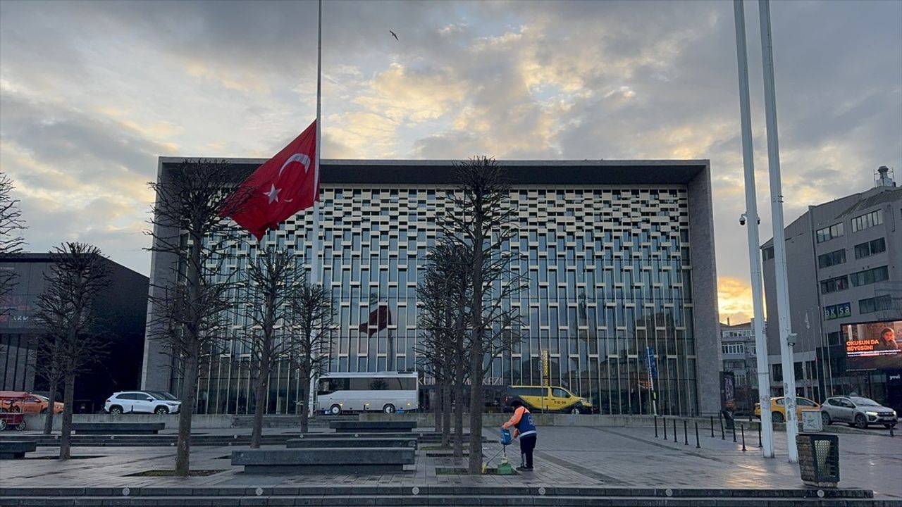 Milli Yas İlanı Sonrası İstanbul'da Bayraklar Yarıya İndirildi