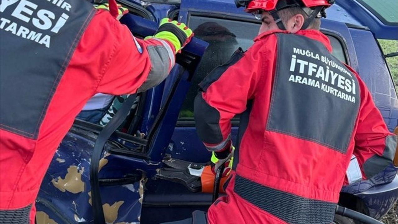 Muğla Seydikemer'de Minibüs ve Otomobil Çarpıştı: 3 Yaralı