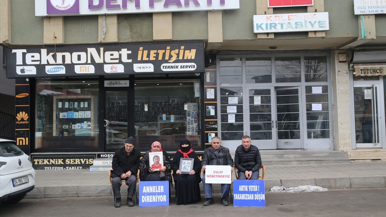 Muş'ta Aileler, DEM Parti Önünde Evlat Nöbetine Devam Ediyor