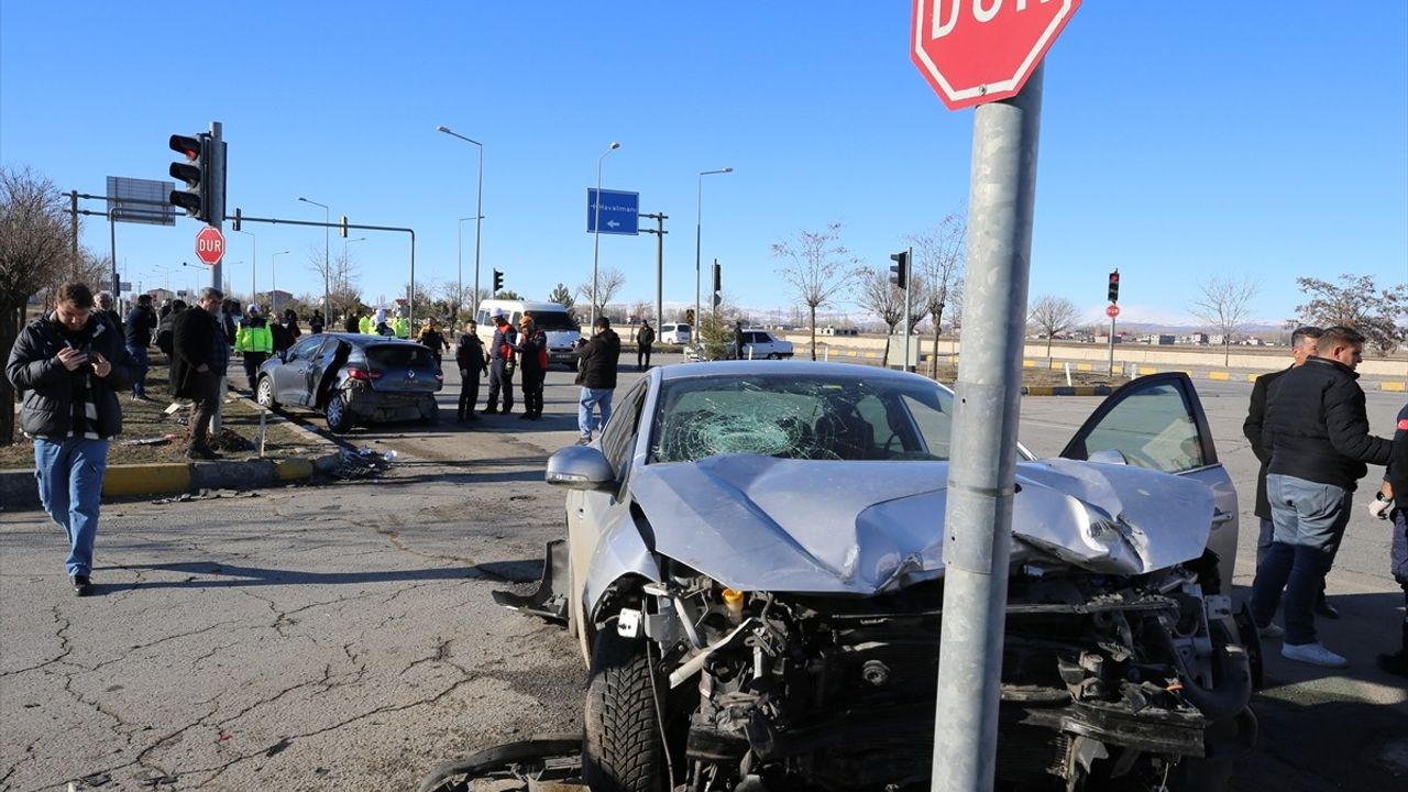 Muş'ta İki Otomobil Çarpıştı: 6 Yaralı