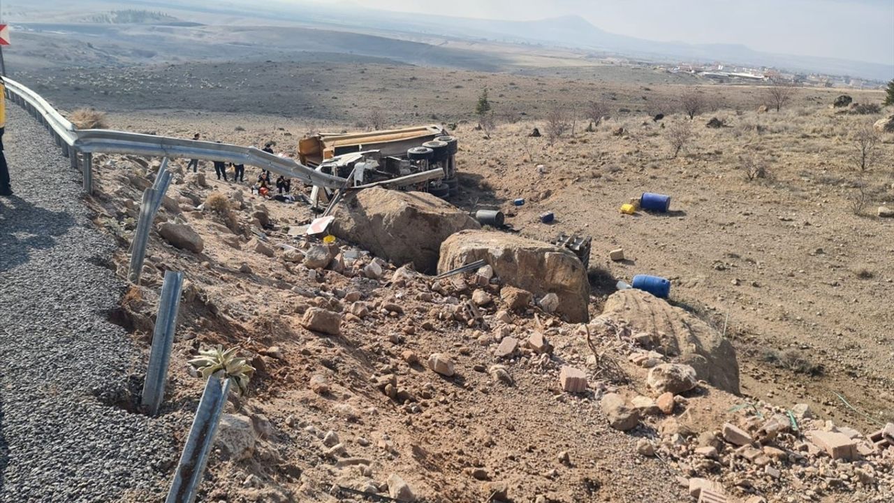 Niğde'de Kamyon Devrildi: 1 Ölü, 1 Yaralı