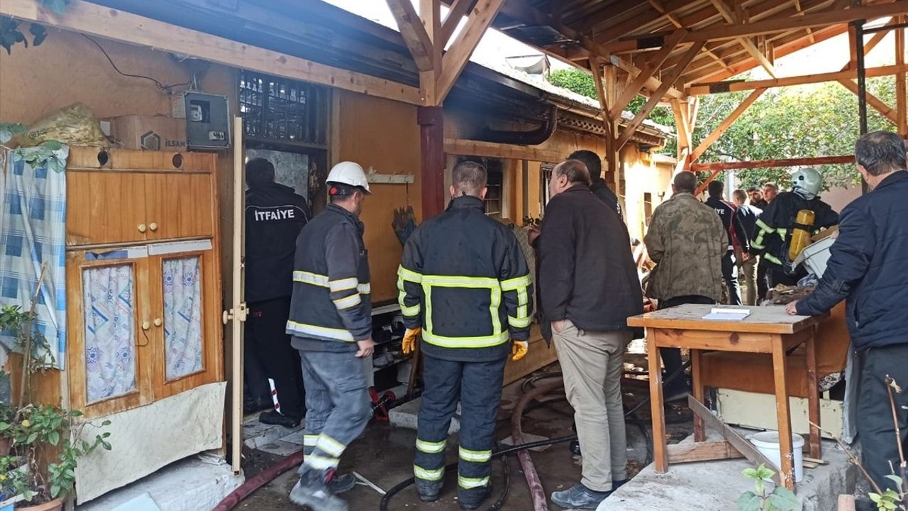 Osmaniye'de Müstakil Evde Yangın: 1 Kadın Dumandan Etkilendi