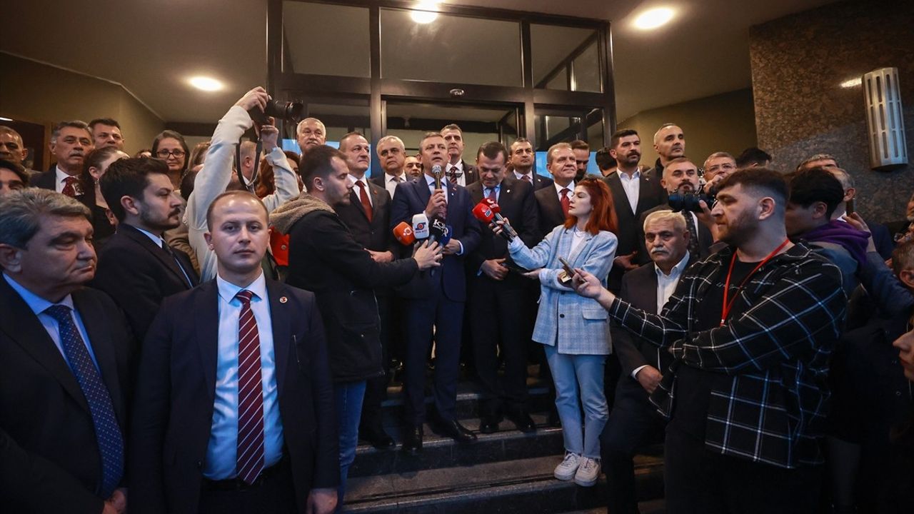 Özgür Özel Mersin'de CHP İktidarının Ayak Seslerini Duyuruyor