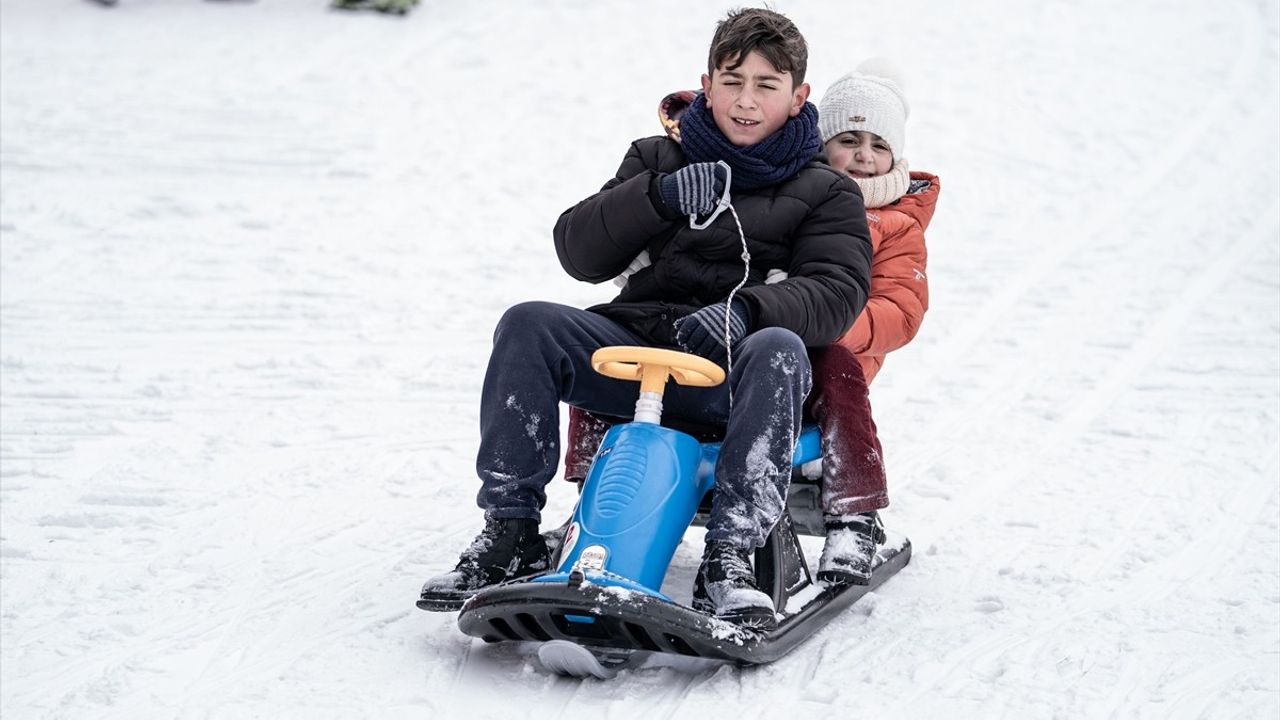 Palandöken Kayak Merkezi'nde Sömestre Yoğunluğu: Kayakseverler Akın Ediyor