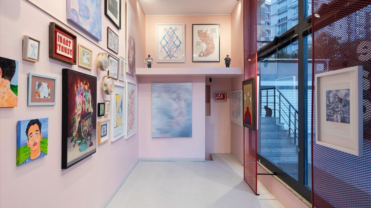 Pembe Bulutların Üstünde Sergisi Chi Art Gallery'de Açıldı