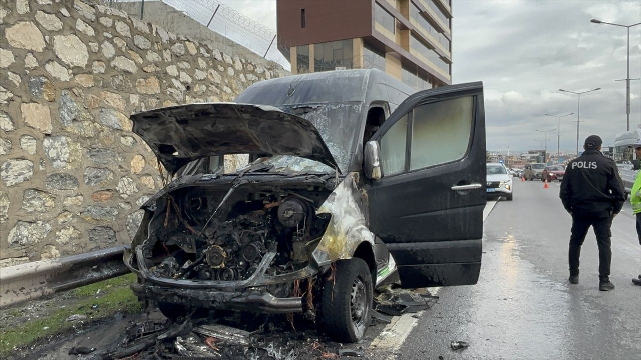 Pendik'te Seyir Halindeki Servis Minibüsü Alev Aldı