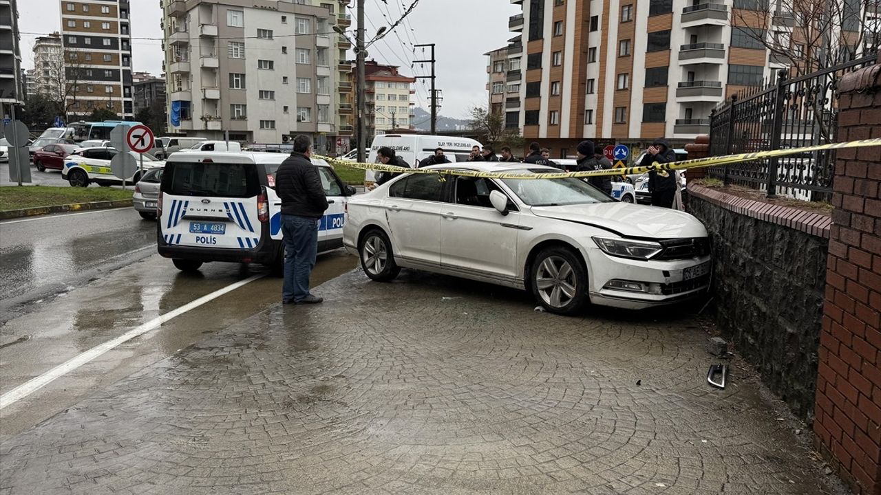 Rize'de Otomobil Hastane Duvarına Çarptı: Sürücü Silahla Yaralı