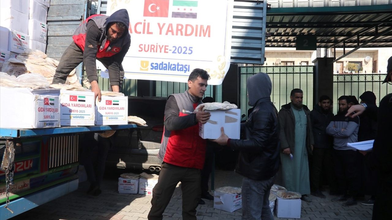 Sadakataşı Derneği İdlib'de 600 Aileye Kumanya Yardımı Yaşatıyor