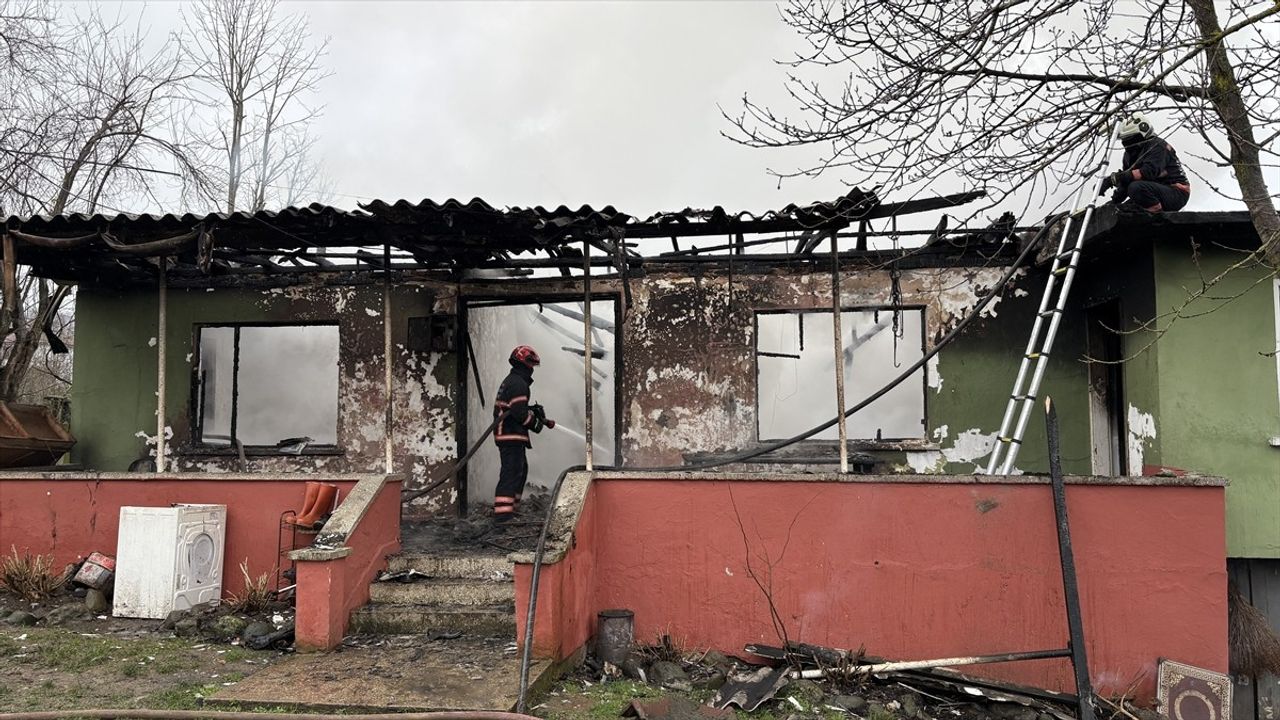Sakarya'da Yangın: Tek Katlı Ev Kullanılamaz Hale Geldi