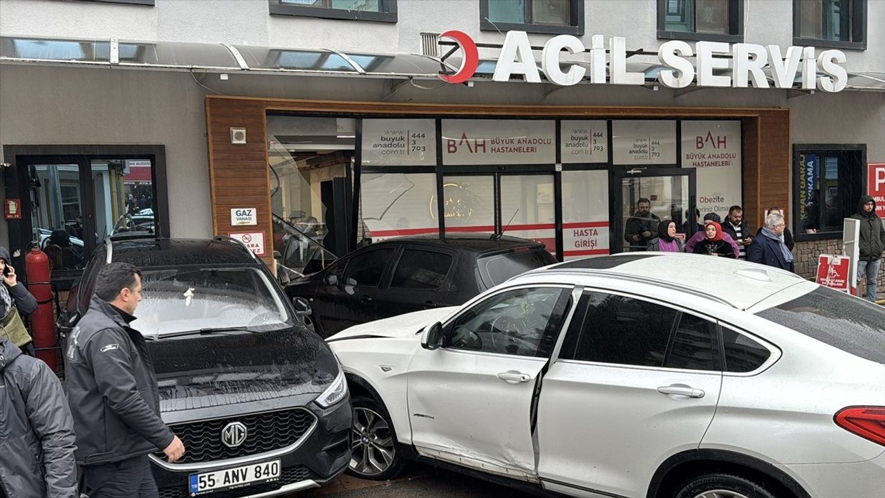 Samsun'da Cipin Çarptığı Otomobil Hastane Acil Servisine Girdi