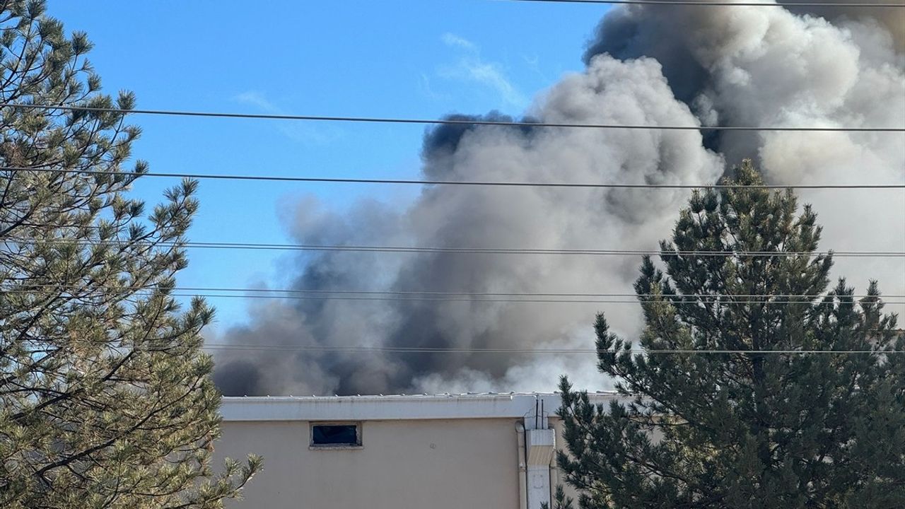 Şanlıurfa'da Tekstil Fabrikasında Yangın: İtfaiye Ekipleri Müdahalede Bulunuyor