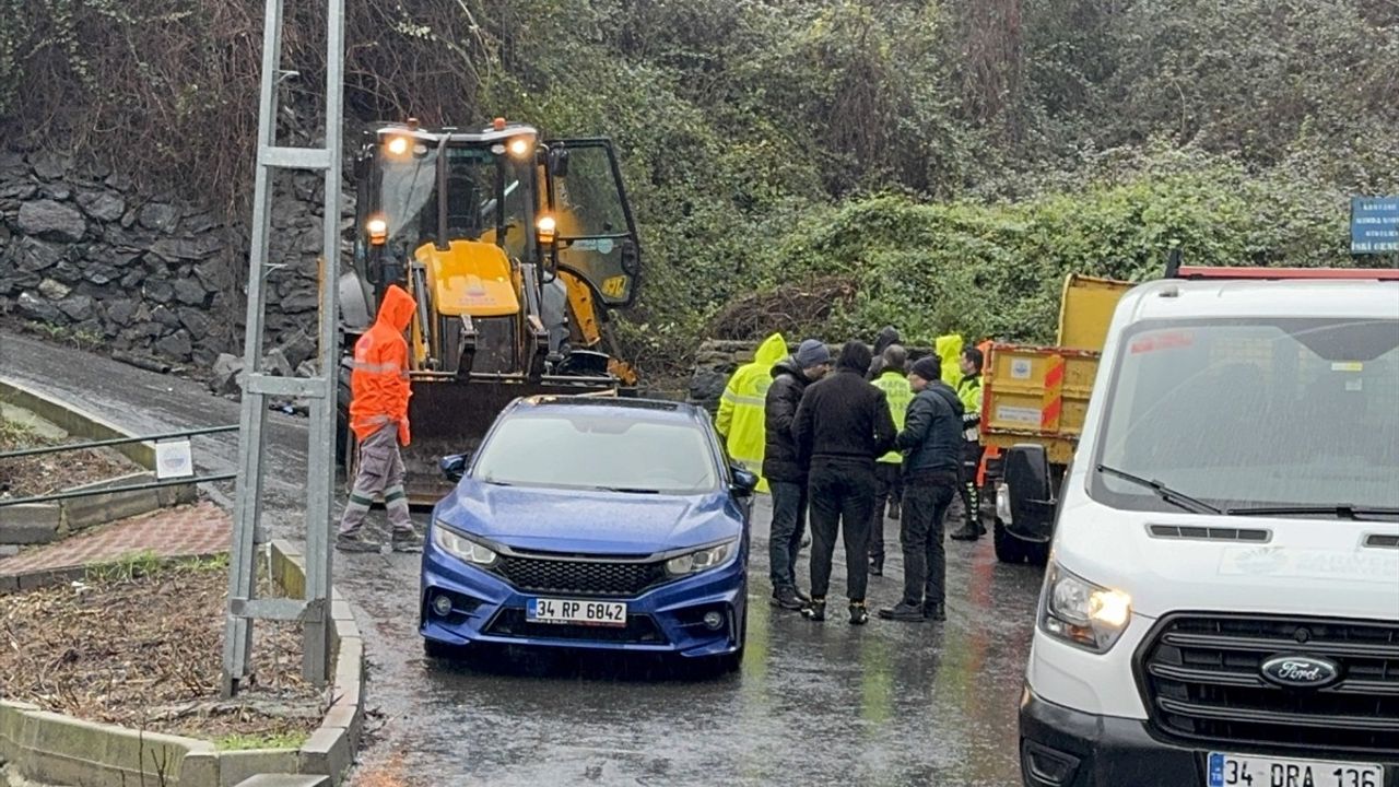 Sarıyer'de İstitnat Duvarı Park Halindeki Araç Üzerine Yıkıldı