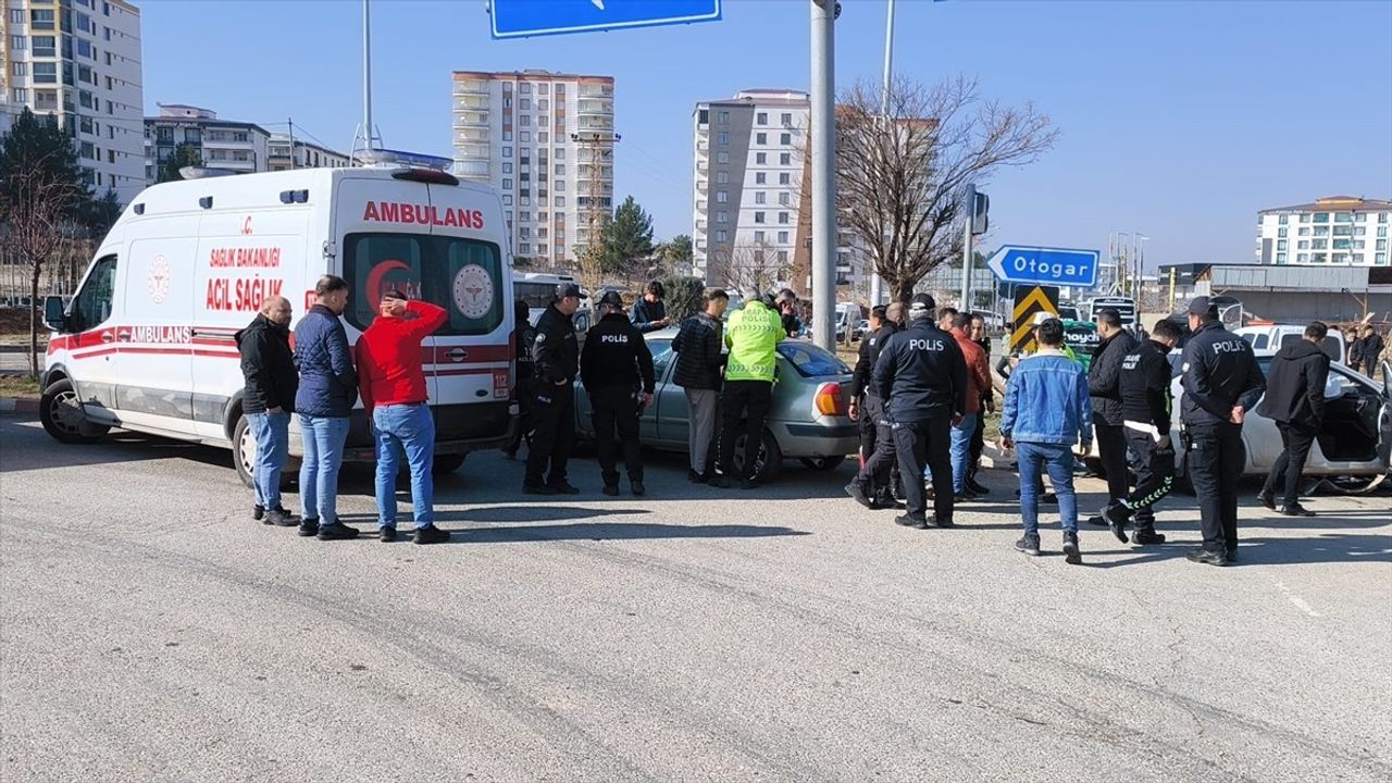 Siirt'te Otomobil Çarpışması: 4 Yaralı