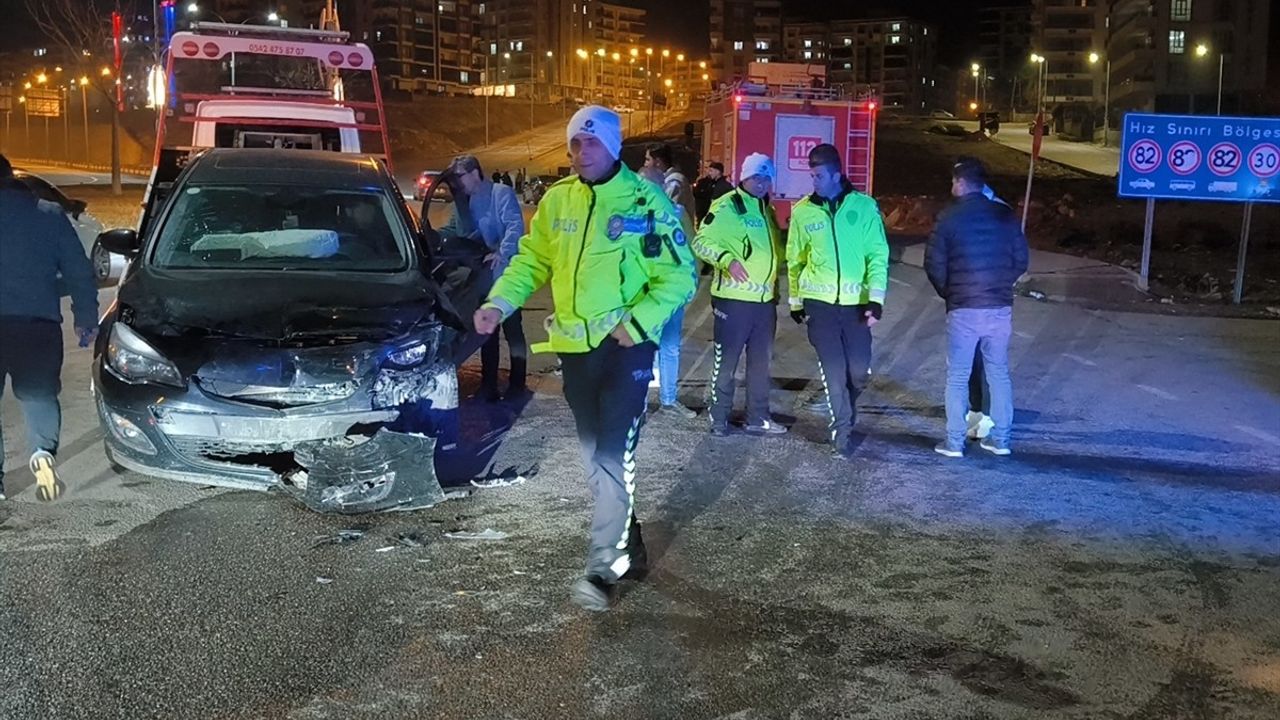 Siirt'te Otomobil Çarpışması: 4 Yaralı