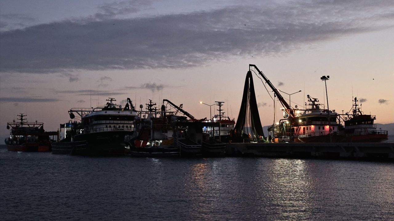 Sinop Limanı'na Fırtına Uyarısı Üzerine Balıkçı Tekne Sığınması