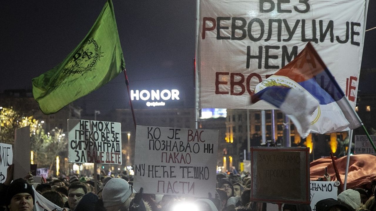 Sırbistan'da Öğrenciler Anayasa Mahkemesi Önünde Protesto Düzenledi