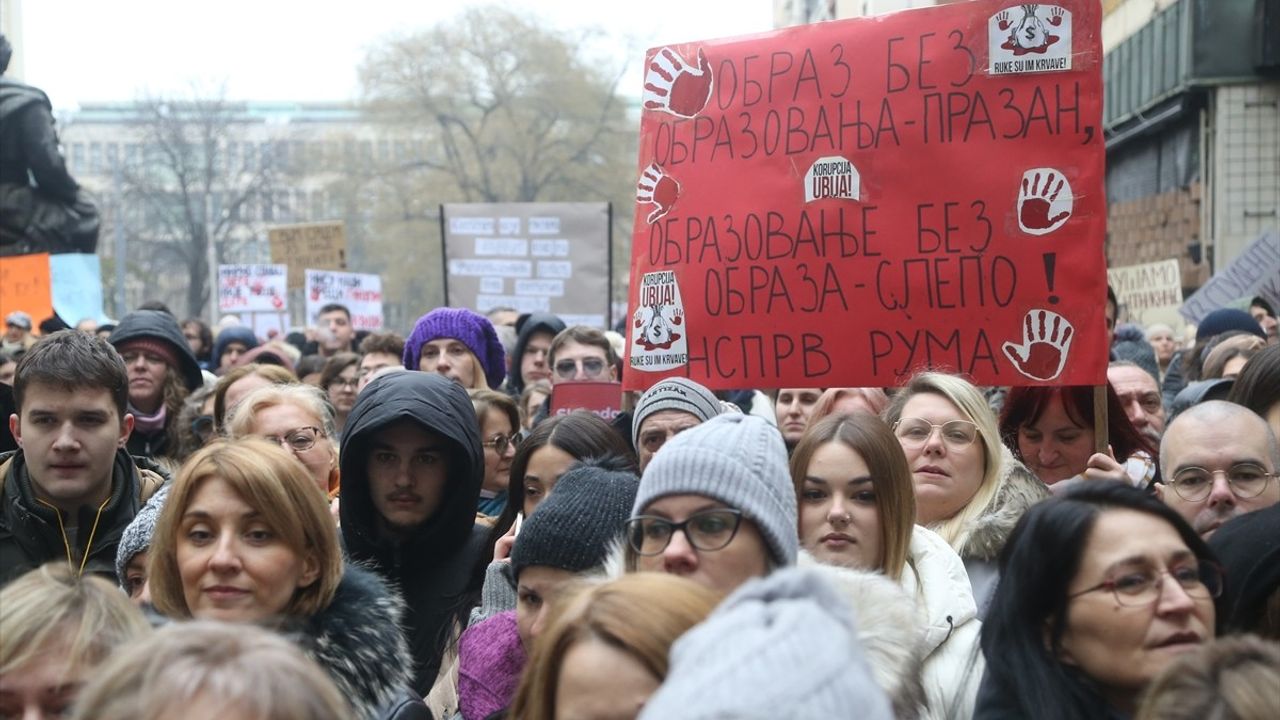 Sırbistan'da Öğretmen Grevi: Çalışma Şartları Protesto Edildi