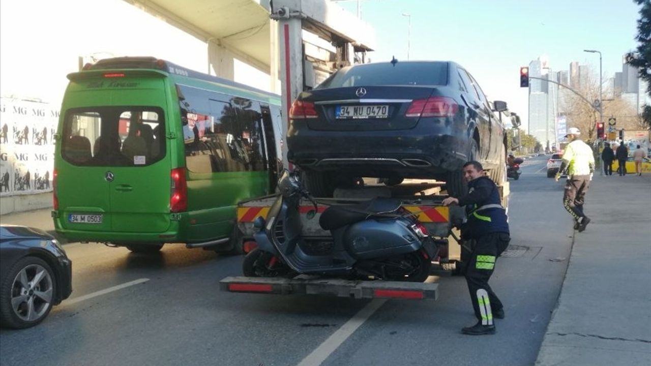 Şişli'de Motosikletli Kaza: Otomobilin Altında Kalıp Ağır Yaralandı