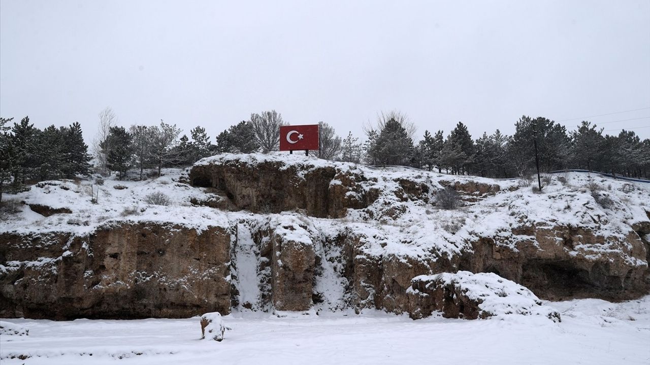 Sivas'ta Kar Yağışı Etkili: Kar Kalınlığı 5 Santimetreye Ulaştı