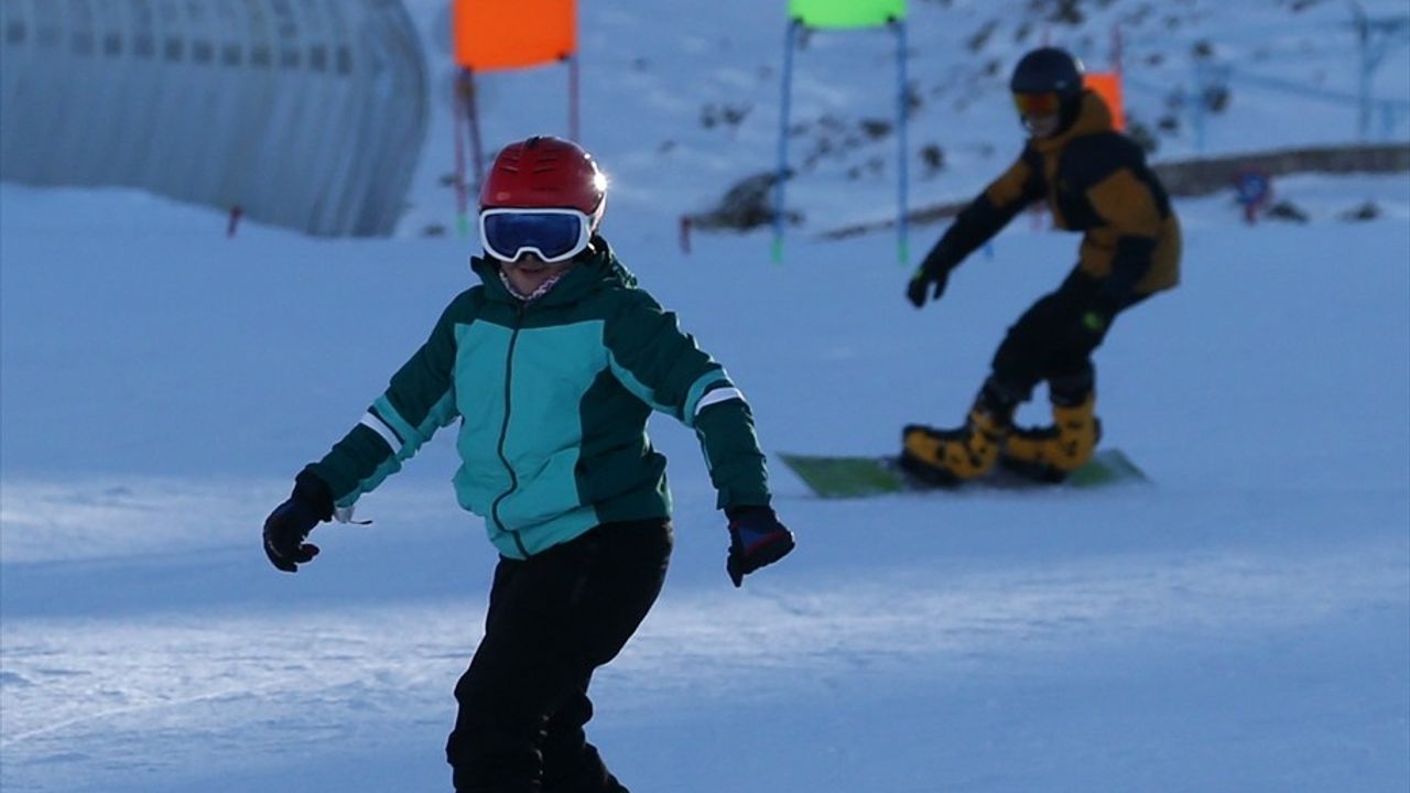 Snowboard Tutkunları Palandöken'de Zirveye Çıkmayı Hedefliyor